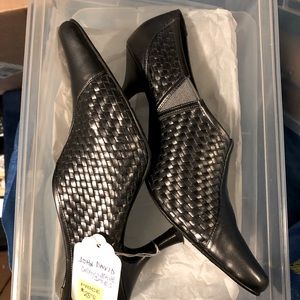 Great Shoe Boot, Very Stylish and a great look with Jeans. Size fits 7.5-8 Med